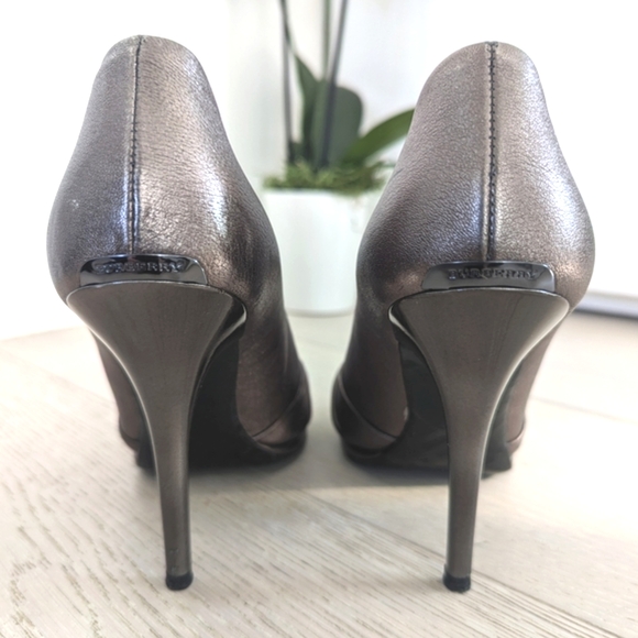 BURBERRY ITCALFAR14STE Metallic Taupe Leather Open-Toe Pumps, Twist Detail; 38 - Picture 6 of 16